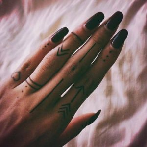 Tatouage sur doigt femme