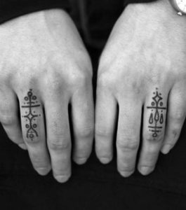 Tatouage doigt