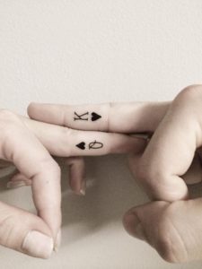 Tatouage doigt couple