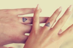 Tatouage sur le doigt diamant