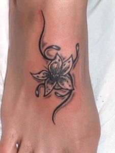 Tatouage fleur maorie sur le pied