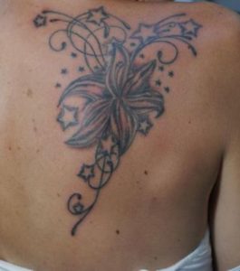 Tatouage fleur maorie dos
