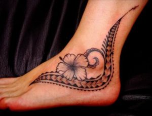 Tatouage fleur maorie dessin pied