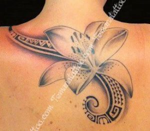 Tatouage fleur maorie dos