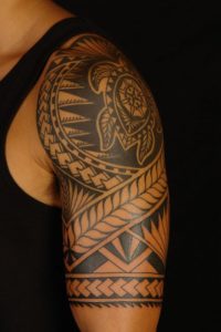 Tatouage maori bras homme