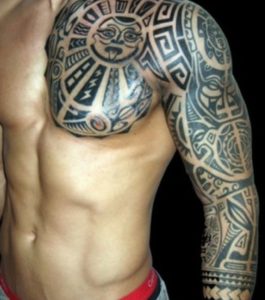 Tatouage maori bras torse