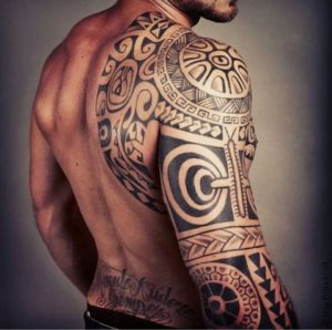 Tatouage maori bras et dos