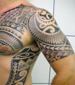 Tatouage maori bras et torse