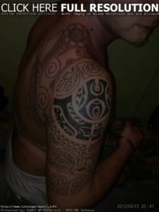 Tatouage de maori sur bras