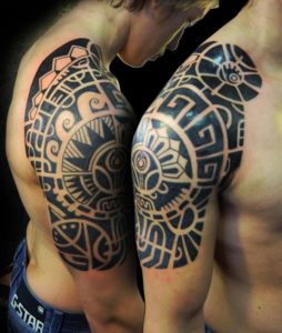 Tatouage fleur maorie bras