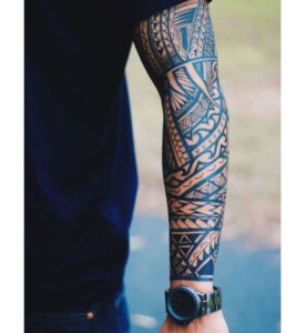 Tatouage de maori bras bleu