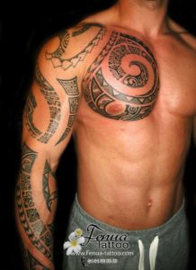 Tatouage de maori bras pectoraux