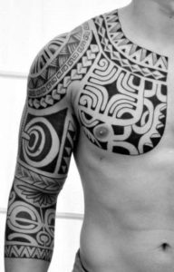 Tatouage de maori sur bras