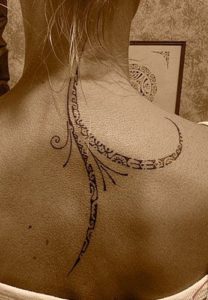 Tatouage maorie femme dans le dos