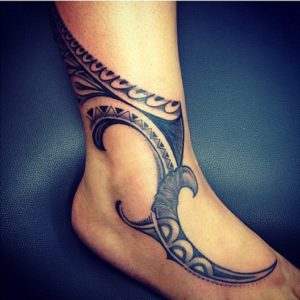 Tatouage maorie femme pied
