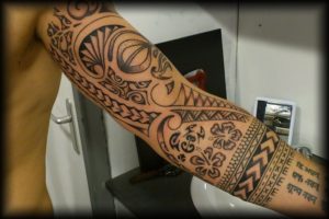 Tatouage maorie homme bras