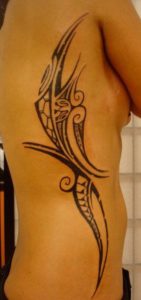 Tatouage maorie femme cote
