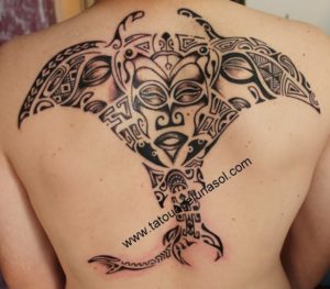 Tatouage maorie femme dos