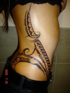 Tatouage maorie femme bas du dos