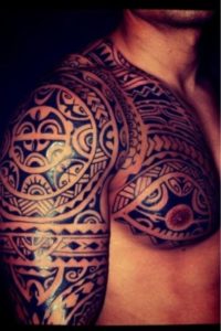 Tatouage de maorie pec