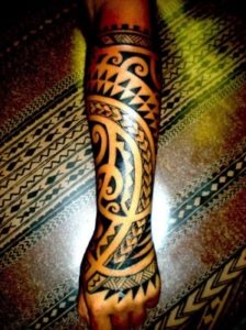 Tatouage maorie bras main