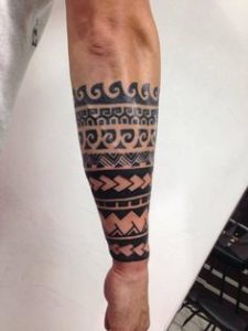 Tatouage maorie bras manchette