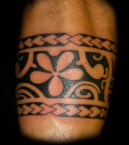 Tatouage maorie sur bras
