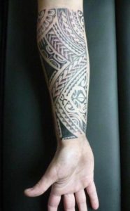 Tatouage maorie avant bras homme