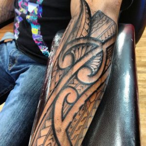 Tatouage maorie avant bras homme