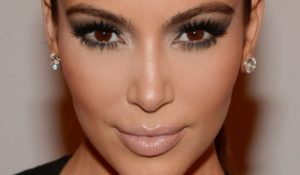 Maquillage nude yeux marron Kim Kardashian
