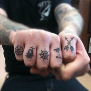 Tatouage doigt homme motifs