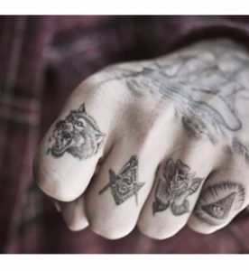 Tatouage doigt homme motifs