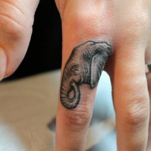 Tatouage doigt homme elephant