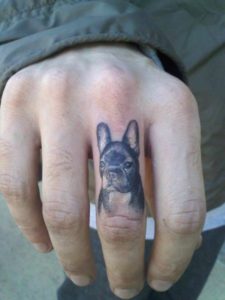 Tatouage doigt homme chien