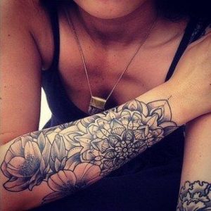 Tatouage mandala bras fleur