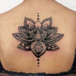 Tatouage mandala dos avec fleur