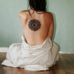 Tatouage de mandala dans le dos