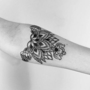 Tatouage mandala femme avant bras fleur
