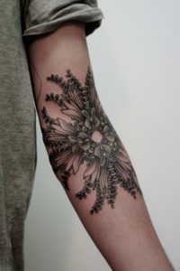 Tatouage de mandala femme avant bras fleur