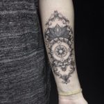 Tatouage de mandala pour femme sur l'avant bras