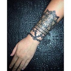 Tatouage de mandala sur le poignet femme