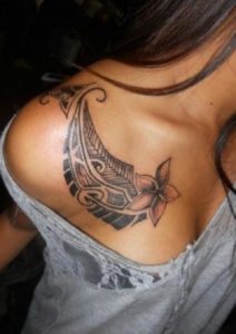 Tatouage maorie femme epaule