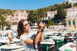 jolie-femme-vacances-europe-au-bord-mer-lors-croisiere-prendre-photos-camera