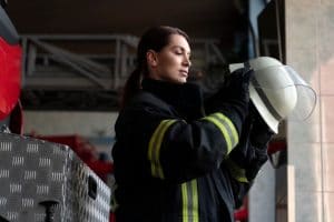 pompier-femelle-mettant-casque-securite